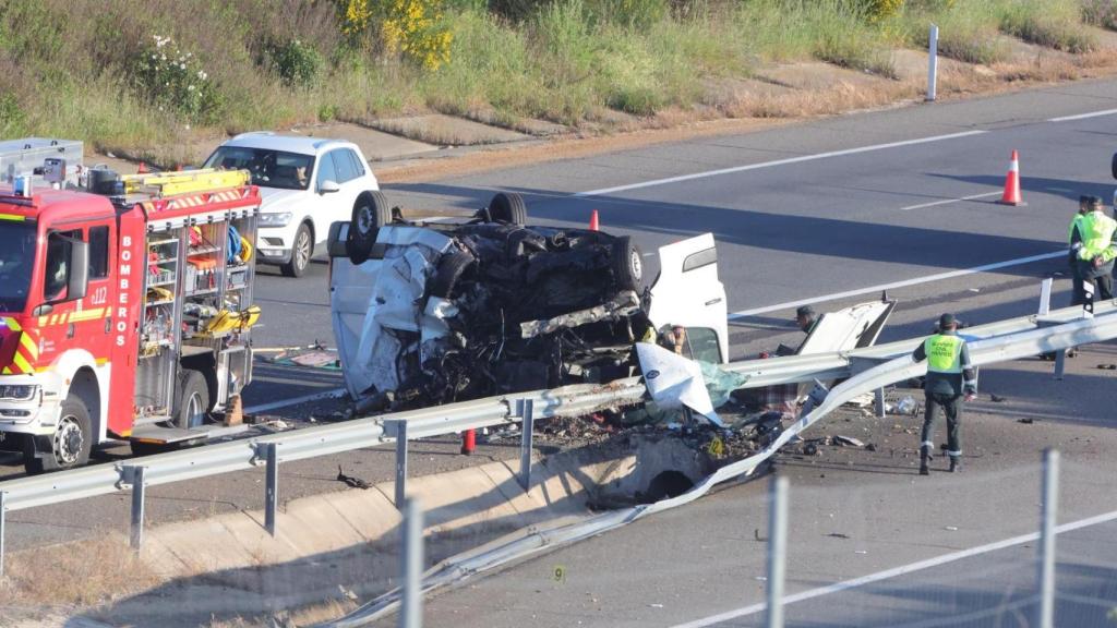Servicios de emergencia trabajando en el lugar del siniestro