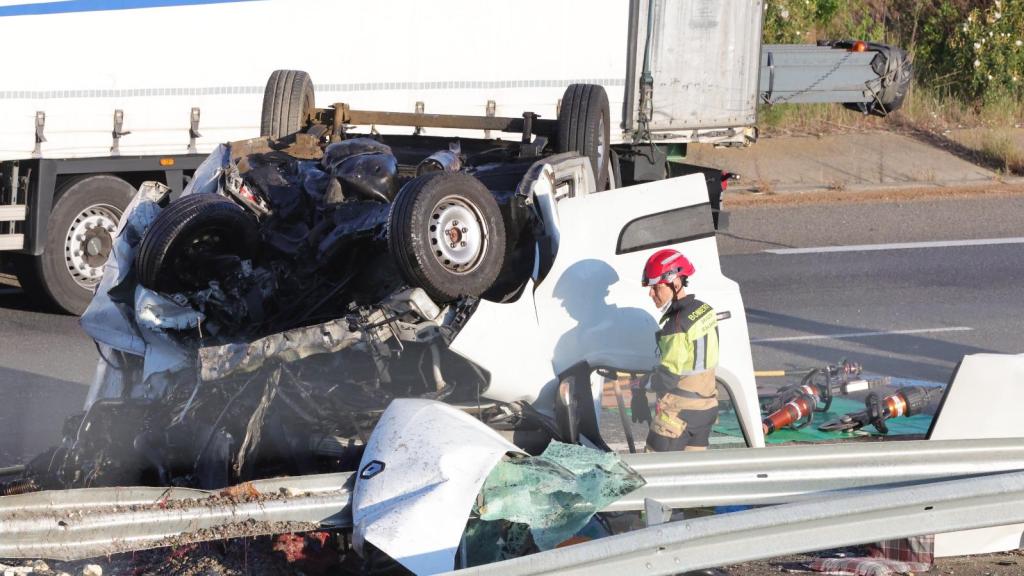 Servicios de emergencia trabajando en el lugar del siniestro