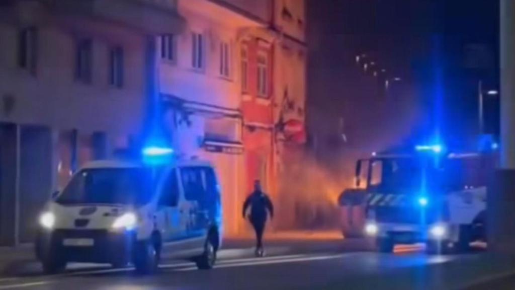 Arden varios contenedores de madrugada en el paseo marítimo