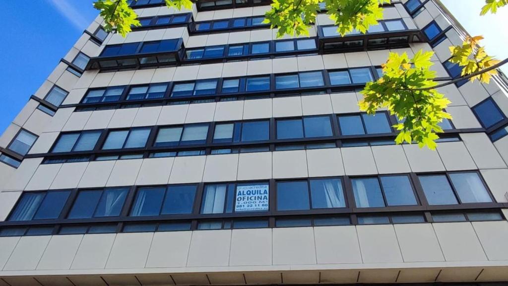 Anuncio de alquiler de oficinas en un edificio de la zona de Cuatro Caminos de A Coruña.
