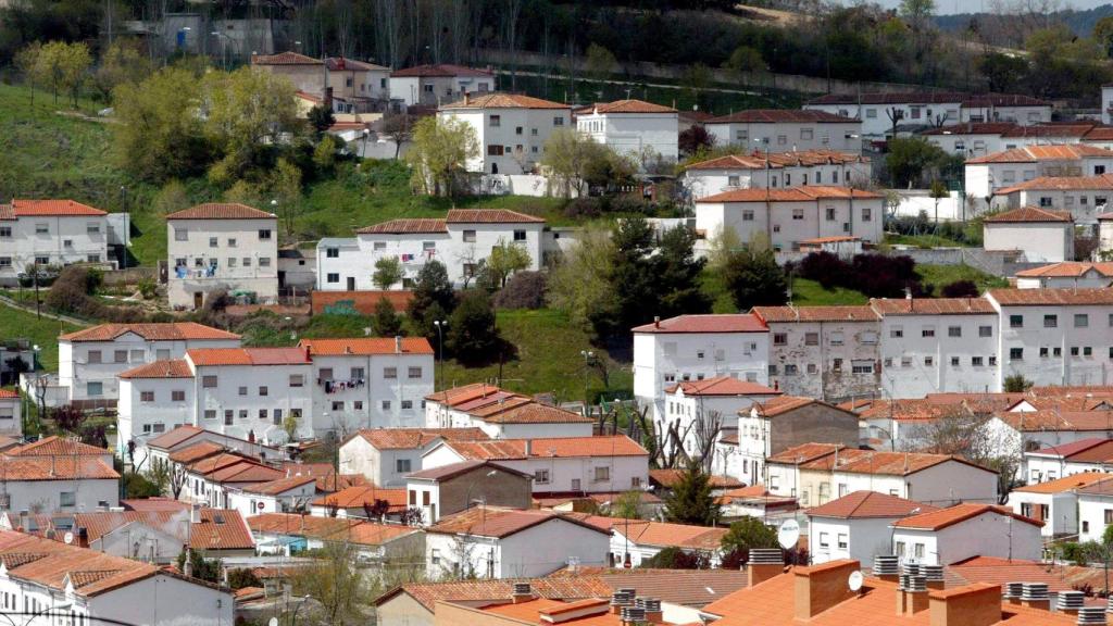 Una panorámica del barrio Girón y sus curiosas casas blancas