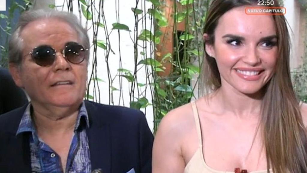 Melody y su padre, Lorenzo Ruiz, atienden a los medios de comunicación.