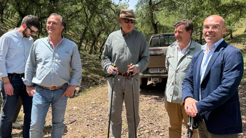 Buxadé (d) y la delegación de Vox, este jueves en el Parque Nacional de Cabañeros.