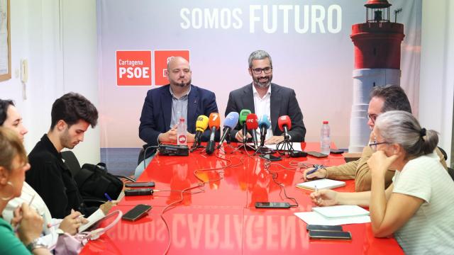 Los secretarios generales del PSOE de Cartagena y de la Región de Murcia: Manolo Torres (i) y Francisco Lucas (d), este viernes.
