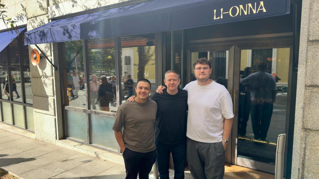 Los creadores de Li-Onna, Ricardo Altamirano (izquierda) y el padre e hijo con el mismo nombre, Jorge Ureña.