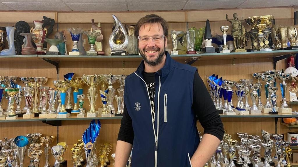 Julio Riveres en su tienda.