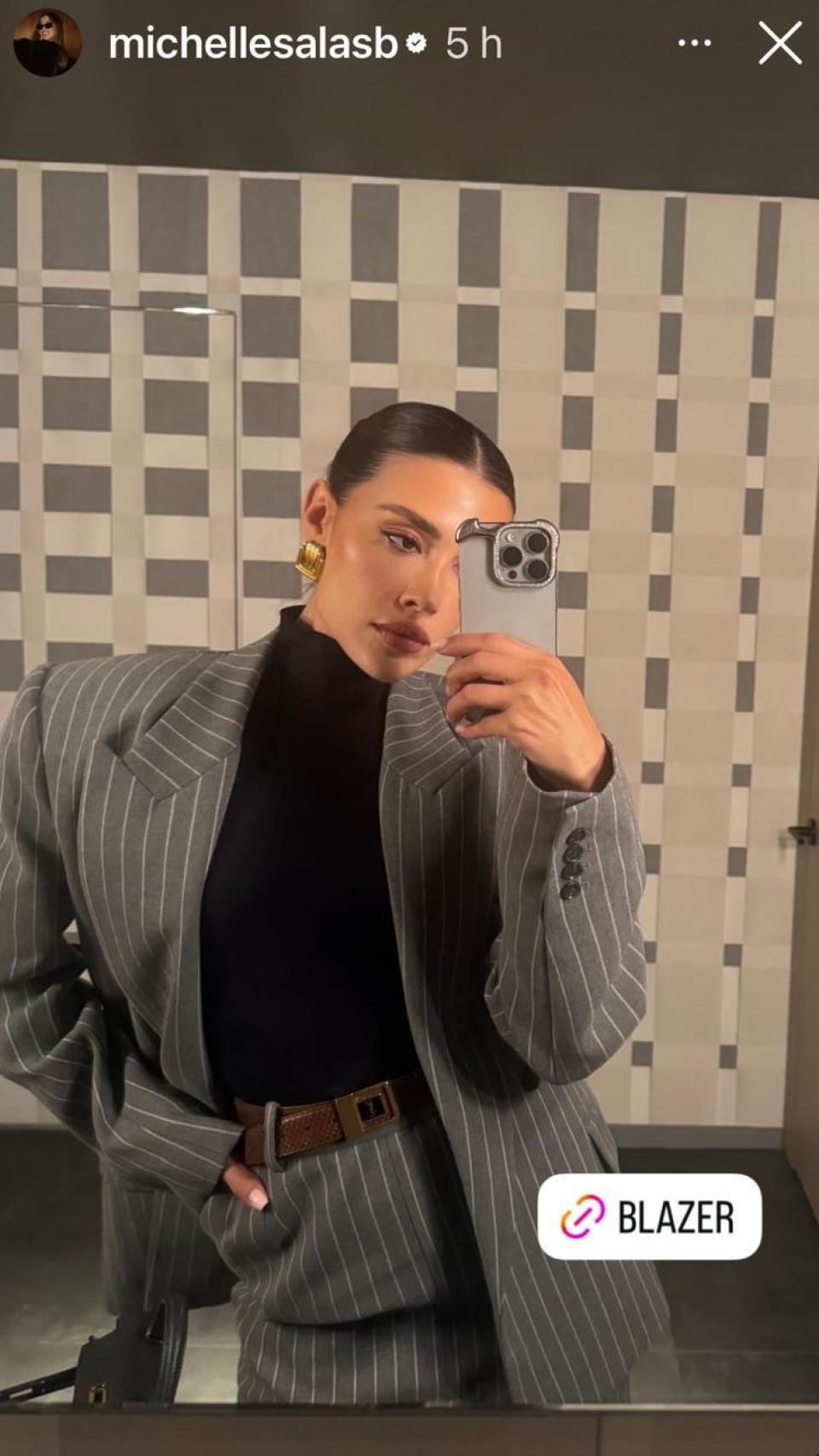 Michelle Salas, con un traje de chaqueta de la firma Revolve.