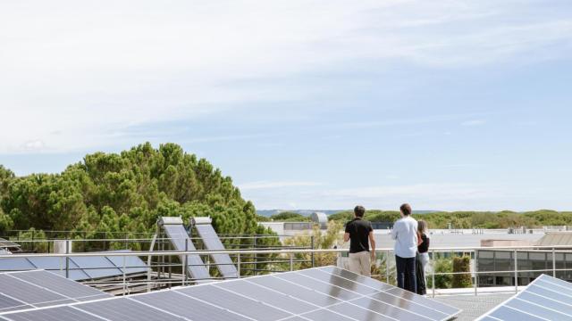 Investigadores de la División de Energía de CARTIF en la azotea de uno de los edificios del centro de Boecillo