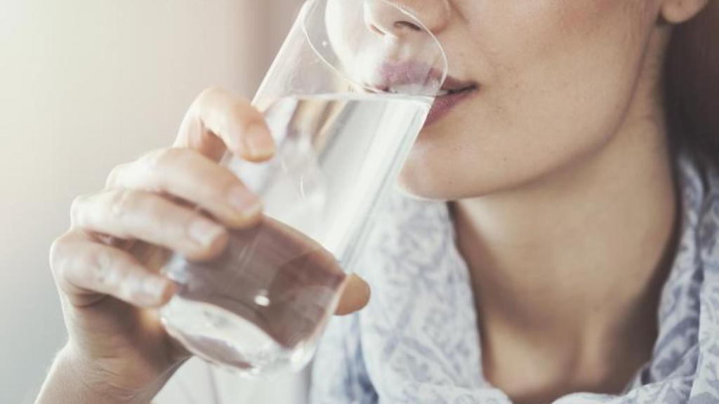 Mujer bebiendo un vaso de agua