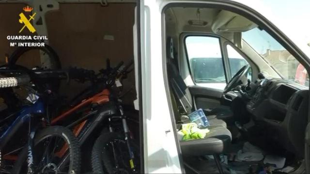 Las bicicletas robadas, dentro de una furgoneta, fueron recuperadas por la Guardia Civil.
