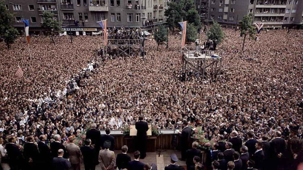John F. Kennedy durante su discurso el 26 de junio de 1963 en Berlín Occidental.