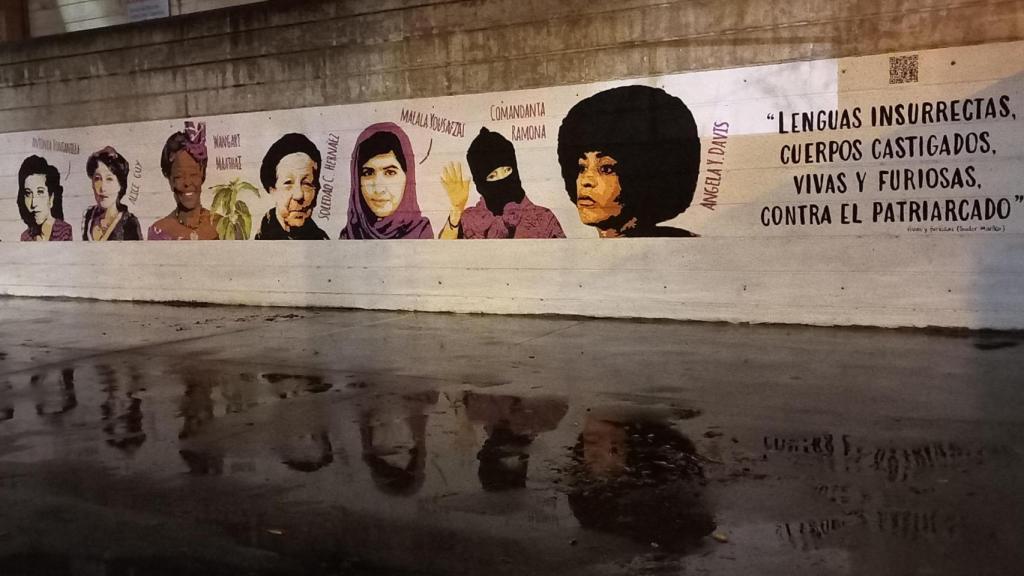Mural de mujeres en Cuenca antes de ser vandalizado.