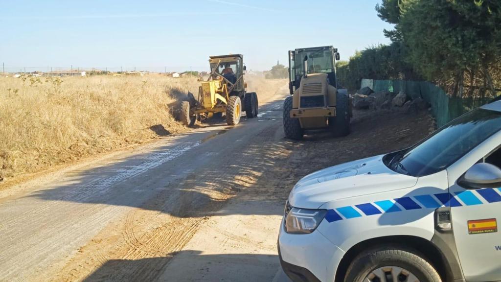 Maquinaria trabajando en uno de los caminos rurales de Mora.