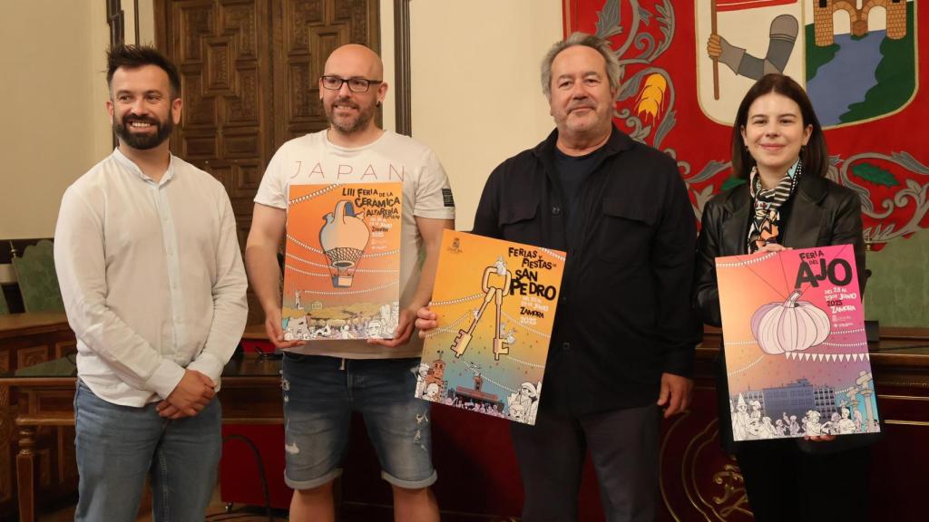 El concejal de Promoción Económica, David Gago; el artista zamorano Pifa Montgomery; el alcalde de Zamora, Francisco Guarido; y Laura Huertos, de Fundación Caja Rural