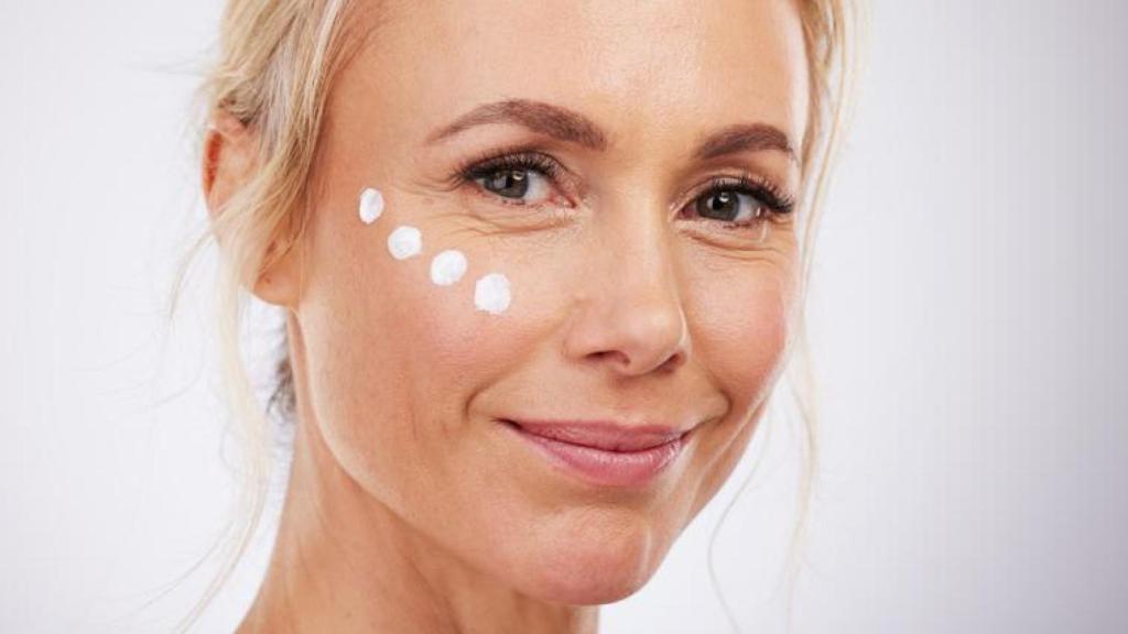 Mujer con crema en el rostro.