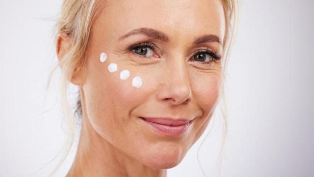 Mujer con crema en el rostro.