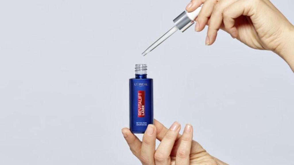 Manos de mujer sosteniendo Revitalift Laser con retinol puro