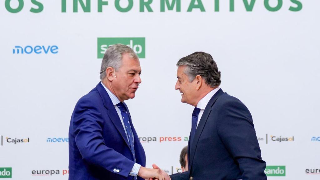 José Luis Sanz junto con el consejero Antonio Sanz, este viernes en Sevilla.