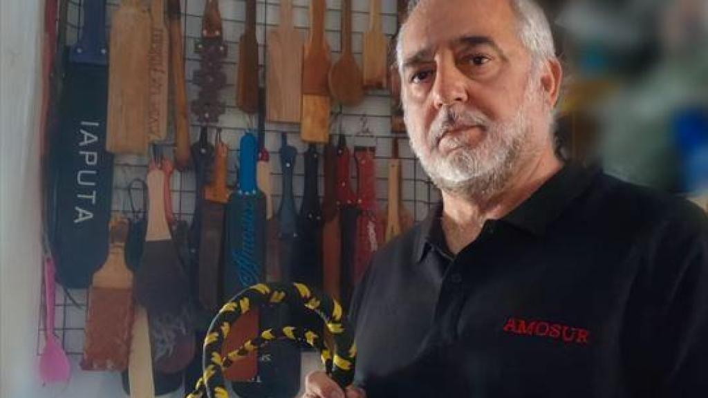 Juan, en la habitación que tiene en su casa donde guarda todo el material que fabrica él mismo.