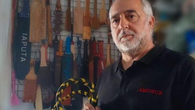 Juan, en la habitación que tiene en su casa donde guarda todo el material que fabrica él mismo.