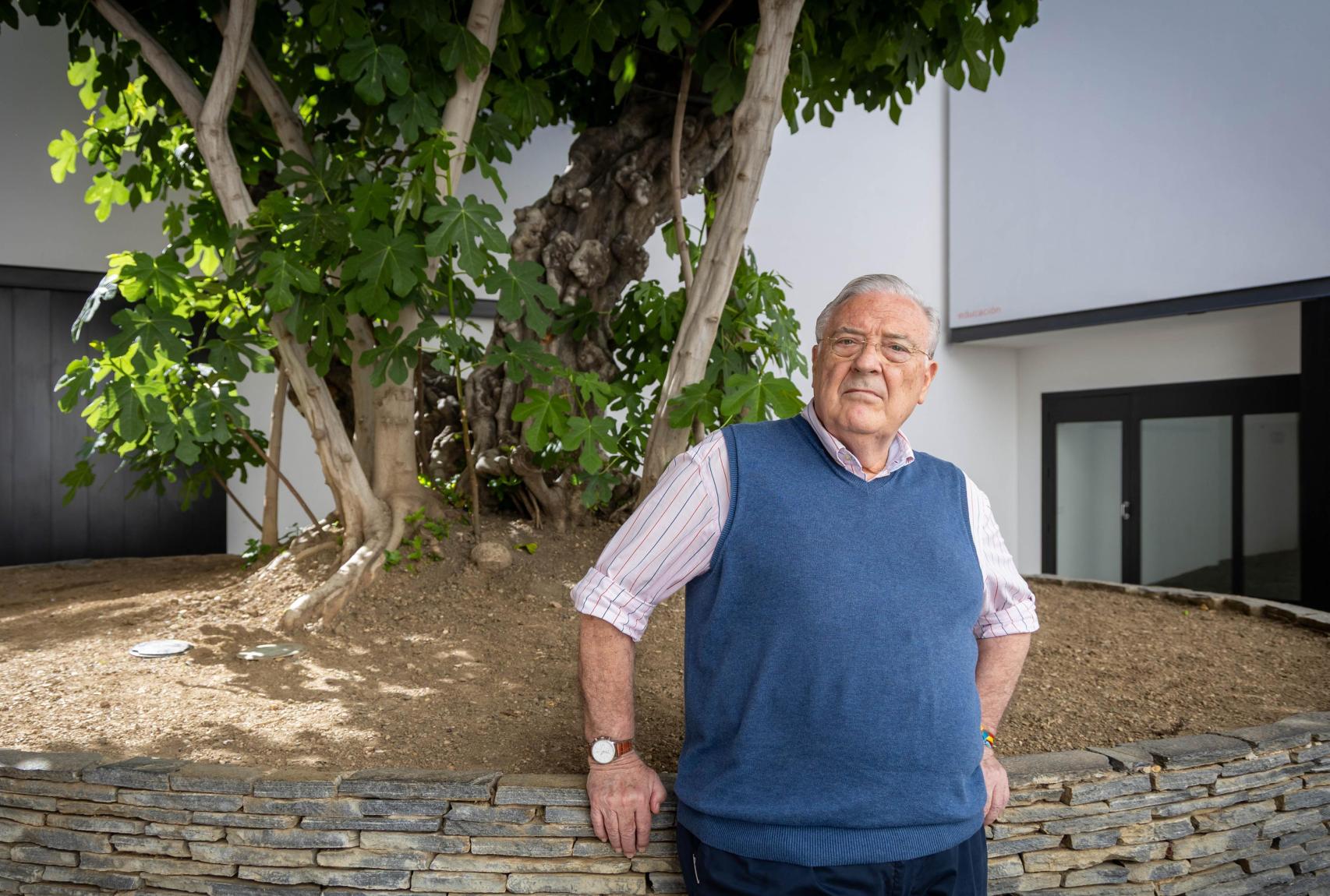 Mariano Vergara posa junto a la higuera del Museo Picasso.