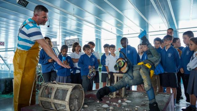 El ‘Capitán Mareas’ desembarca en Fisterra (A Coruña) para acercar el mar a los escolares