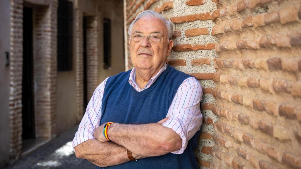 Mariano Vergara posa en el callejón que da acceso a la plaza de la higuera del Museo Picasso.