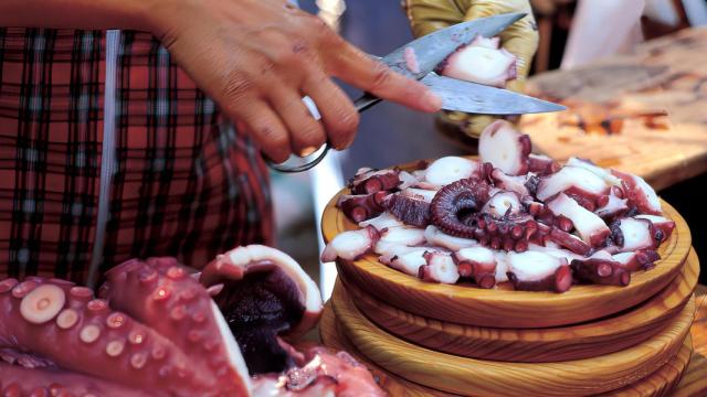 Polbo á feira. https://www.turismo.gal