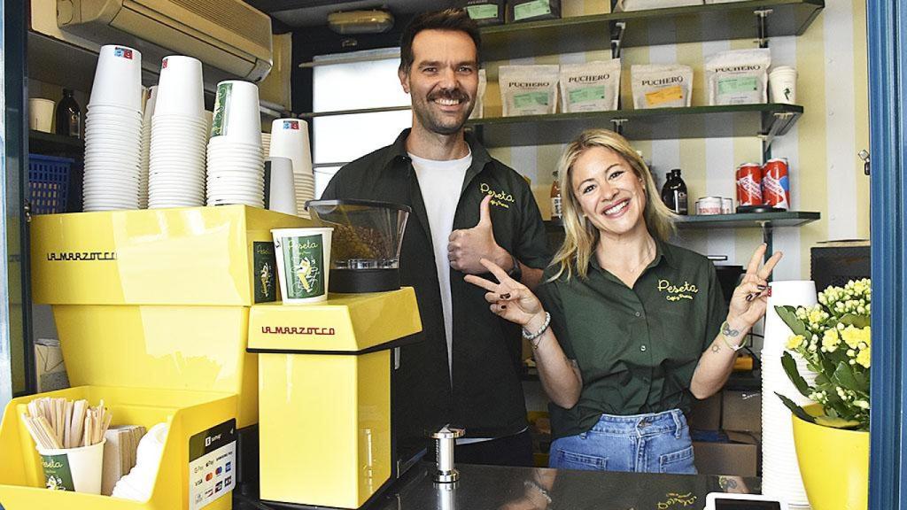 Elisa y José en el quiosco reinventado