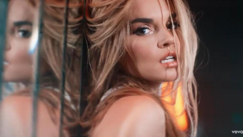 Melody, en el videoclip de 'El Apagón'.