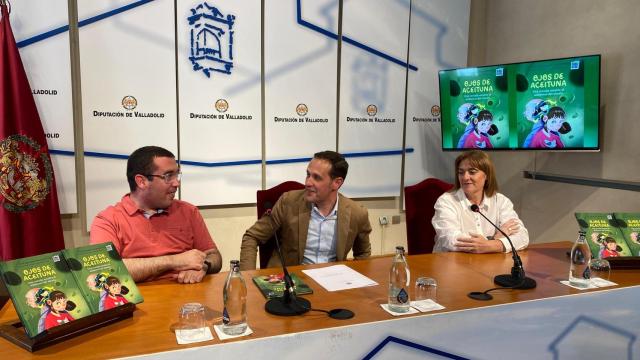 El escritor Raúl González Sandonís; el presidente de la Diputación, Conrado Íscar; y la alcaldesa de Siete Iglesias de Trabanco, Sonia Alonso, en la presentación del libro