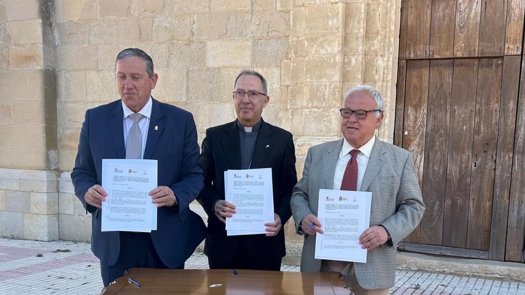 El presidente de la Diputación de Zamora, Javier Faúndez; el obispo de Zamora, Fernando Varela; y el consejero de Cultura, Turismo y Deporte, Gonzalo Santonja
