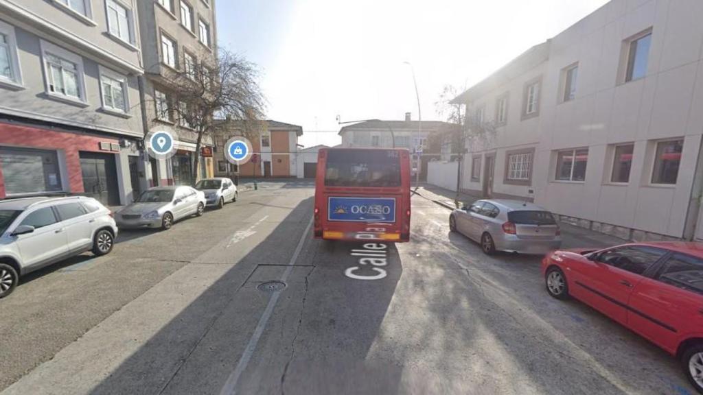 Un bus urbano circula por la calle Pla y Cancela de A Coruña antes de su reforma.
