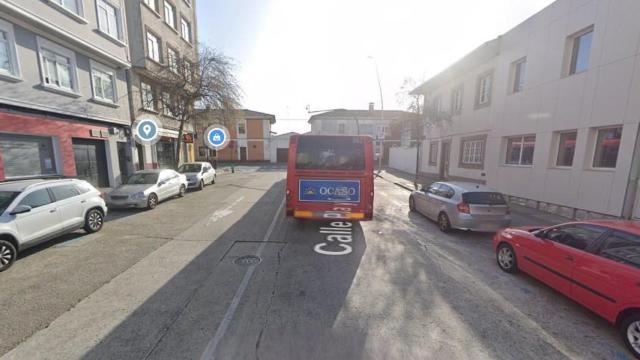 Un bus urbano circula por la calle Pla y Cancela de A Coruña antes de su reforma.