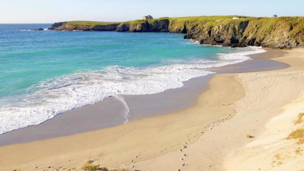 La playa de Santa Comba con la ermita al fondo