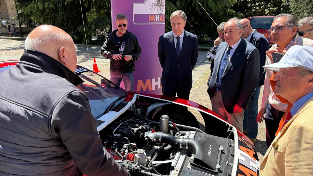El acalde de Salamanca, Carlos García Carbayo, junto al Ford Mustang GT4