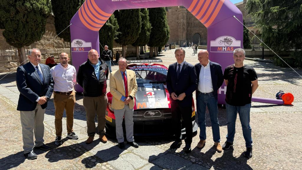 Recepción de los pilotos salmantinos José Santos y Carlos Álvarez junto al Ford Mustang GT4