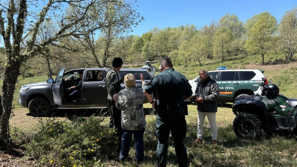 La octogenaria desaparecida junto a agentes de la Guardia Civil