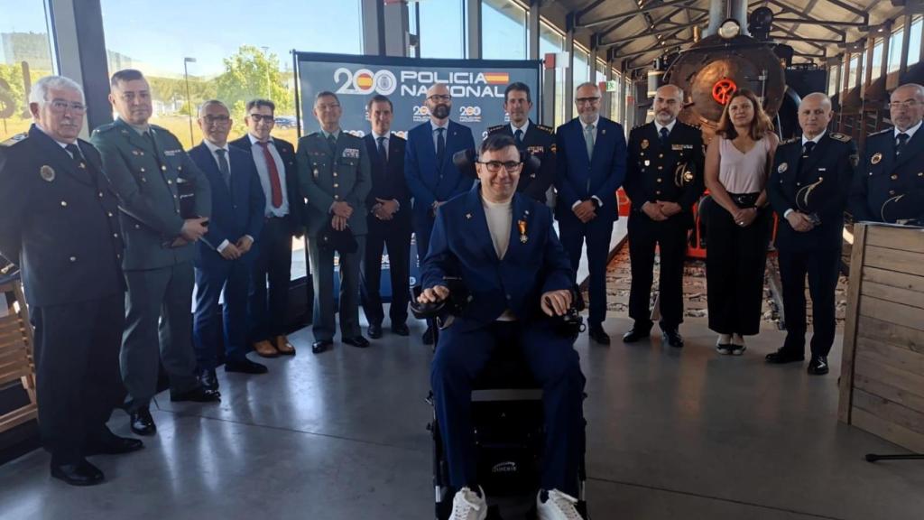 Imposición de la medalla al Mérito en Ciberdefensa al policía nacional de Ponferrada Ismael López