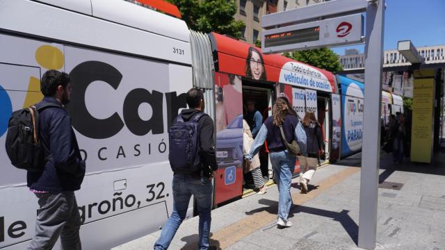 Uno de los vinilos del tranvía de Zaragoza.