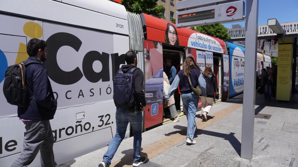 Uno de los vinilos del tranvía de Zaragoza.