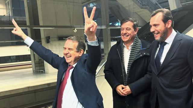 El alcalde de Vigo, Abel Caballero, el secretario general del PSOE de Galicia, José Ramón Gómez Besteiro, y el ministro de Transportes y Movilidad Sostenible, Óscar Puente, junto un tren de alta velocidad en la capital viguesa enero de 2024
