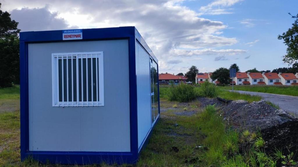 Caseta de una empresa de alquiler de maquinaria de obra en el terreno donde se construirá Os Regos Retail Park.