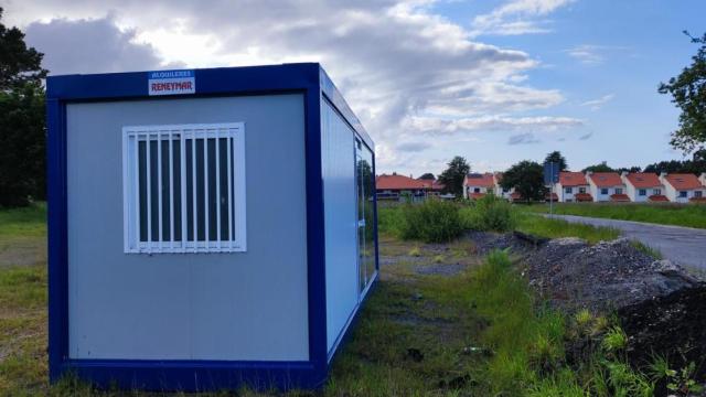 Caseta de una empresa de alquiler de maquinaria de obra en el terreno donde se construirá Os Regos Retail Park.