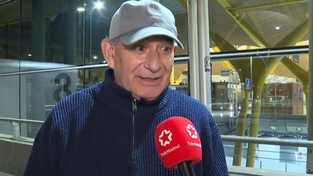 El hombre explica la situación.