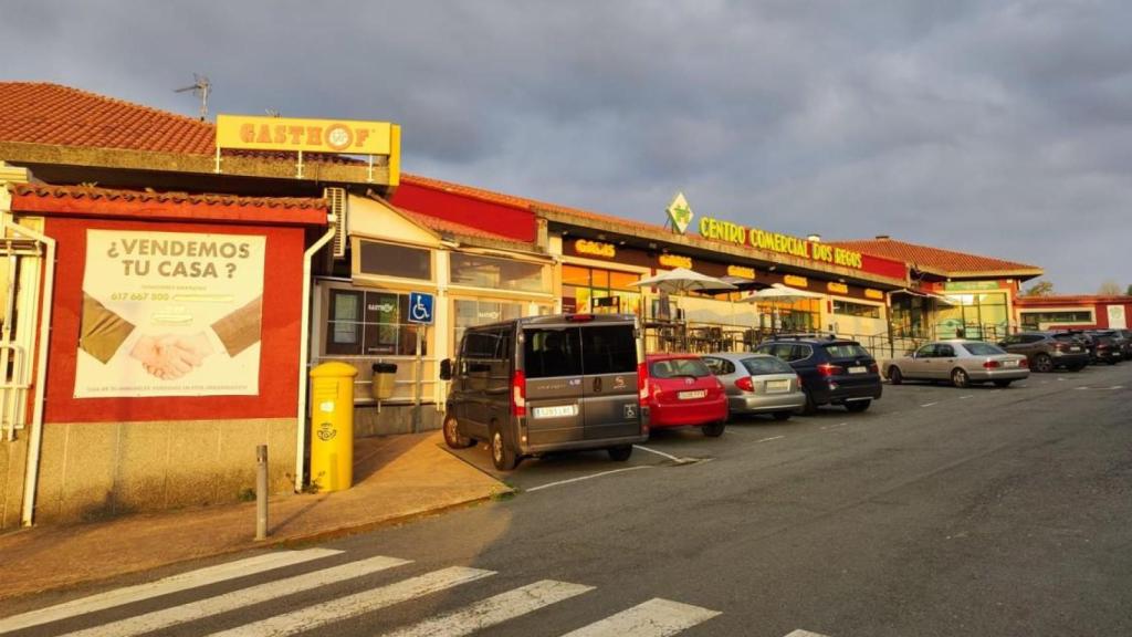 Zona comercial actual al sur de la urbanización Os Regos, en Oleiros.