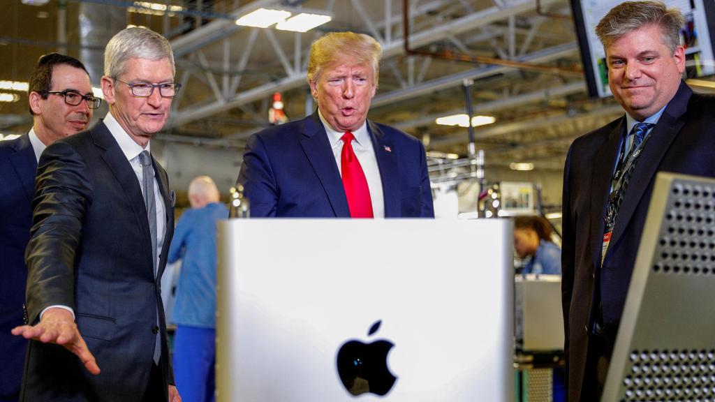 Trump y el CEO de Apple, Tim Cook, en la sede de la compañía en Austin, Texas.