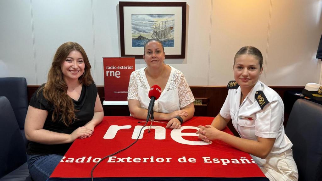 La Princesa, ante los micrófonos de la radio, con las presentadoras del programa.