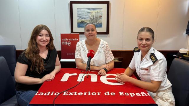 La Princesa, ante los micrófonos de la radio, con las presentadoras del programa.