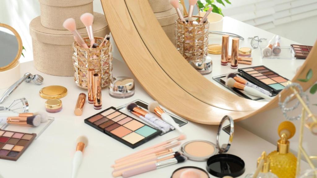 Tocador con espejo y varios productos de maquillaje